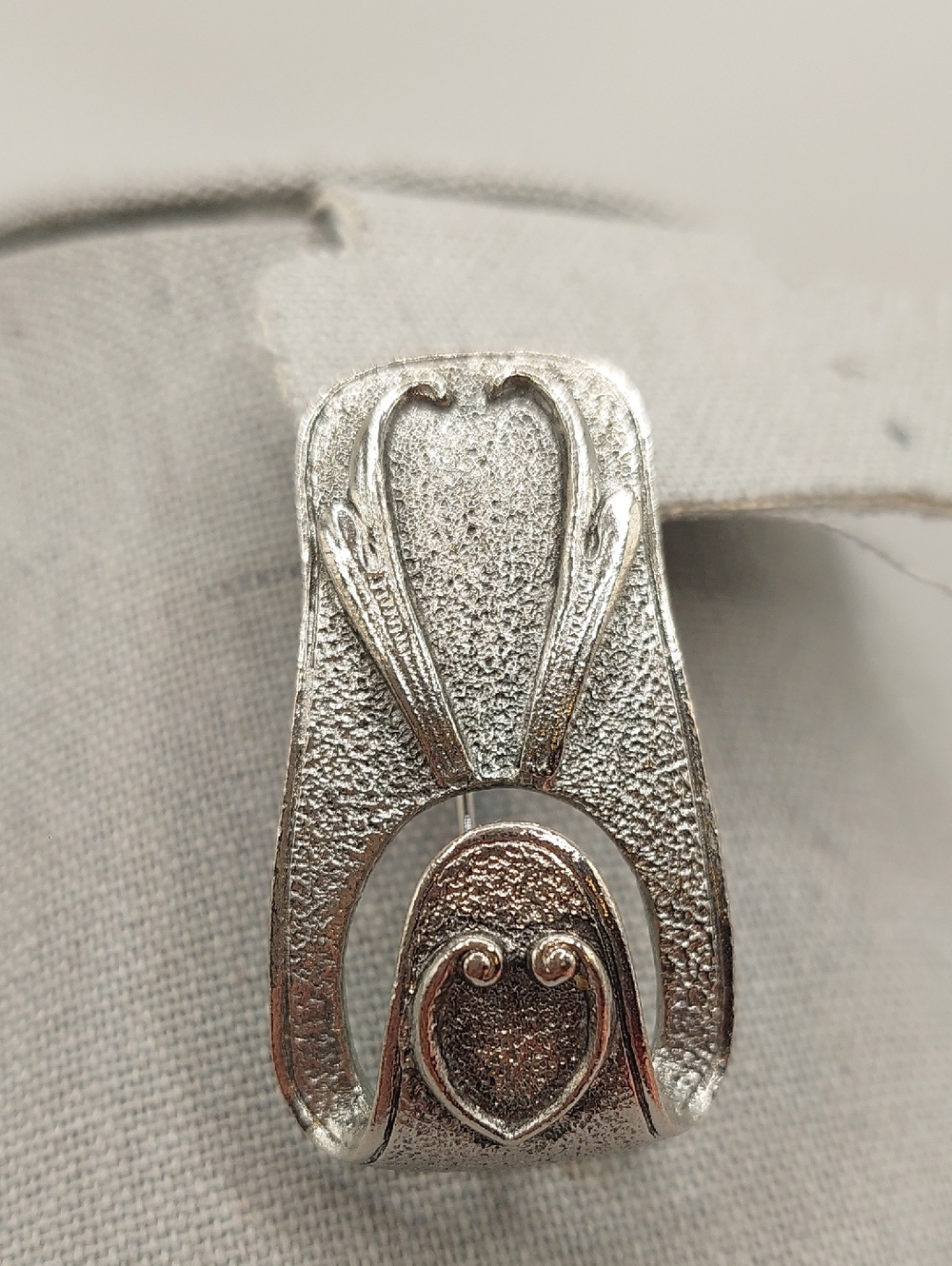 Sarah Coventry Vintage 1973 Hammered Silvertone Glasses Holder Heart Brooch Pin - Picture 5 of 13